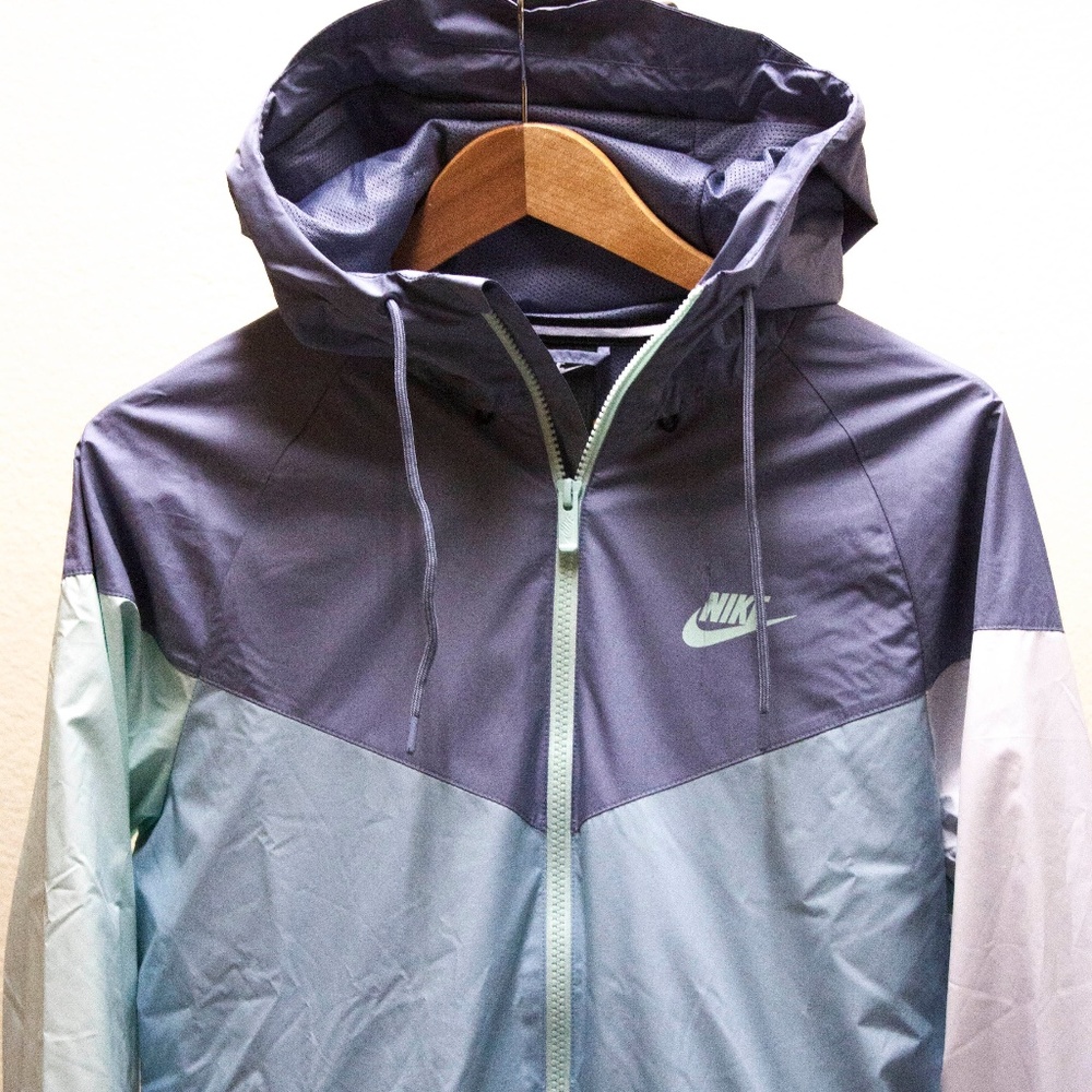 Nike WINDRUNNER mens size S / New with defects